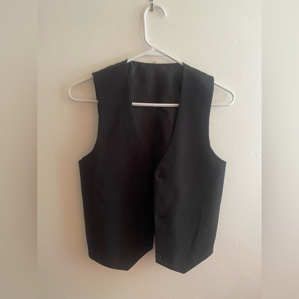 Perfect trendy black vest. Would best fit women’s S/M
